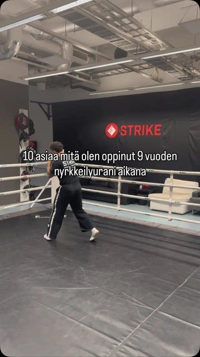 .1. Yksi päivä kerrallaan, keskity nykyhetkeen ja mitä voit tehdä just nyt.
2. Drillit on tärkeitä, toistojen kautta opit uutta ja vahvistat opittuja tekniikoita.
3. Pidä hauskaa, kaikki on helpompaa kun nautit siitä mistä teet.
4. Sparrit on myös harjoittelua, eli laita ego hyllylle ja keskity omaan tekemiseen.
5. Peili on hyvä työkalu, pystyt itse nähdä virheitä ja korjaamaan niitä.
6. Pidä huolta salikavereistasi ja tue heitä, hyvä yhteisö luo hyvän treeniympäristön ja saat kavereita samalla hinnalla.
7. Kunnioitus menee molempiin suuntiin, kunnioita sun valmentajaa ja hänen kuuluu myös kunnioittaa sinua, te olette team.
8. Peruskunto on helppo korjaa, juokse, ui, pyöräile, tärkein on että olet johdonmukainen.
9. Palautuminen on tärkein, kehonhuolto treenien jälkeen tai erillisellä päivällä, syö ravintorikkaasti/riittävästi ja nuku hyvin.
10. Nyrkkeilytarvikkeet kuntoon, hyvät kengät, hanskat ja suojat pidentää sinun nyrkkeilyura ja reheellisesti: kyllä se tuntuu hyvältä kun on hienot/laadukkaat kamppeet.